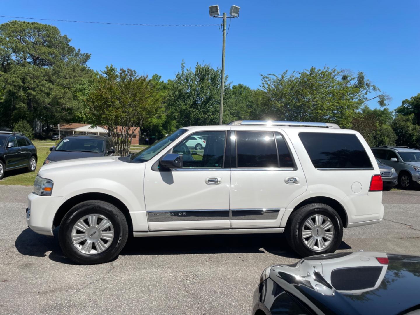 2013 WHITE LINCOLN NAVIGATOR BASE (5LMJJ2J50DE) with an 5.4L engine, Automatic transmission, located at 5103 Dorchester Rd., Charleston, SC, 29418-5607, (843) 767-1122, 36.245171, -115.228050 - Photo#3